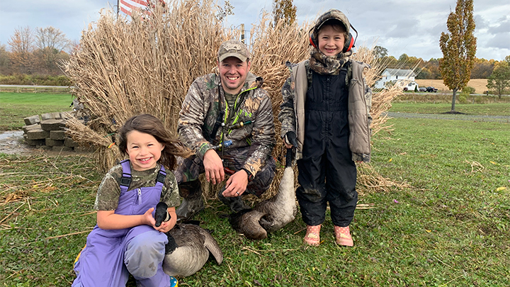 New York goose hunter with two children