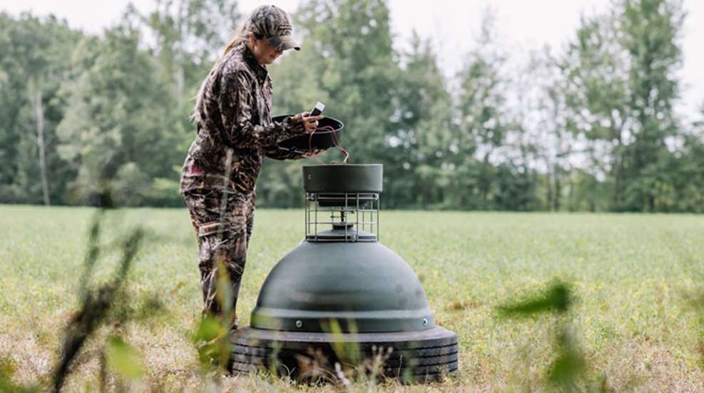maincapsule-game-feeder-250-lifestyle.jpg