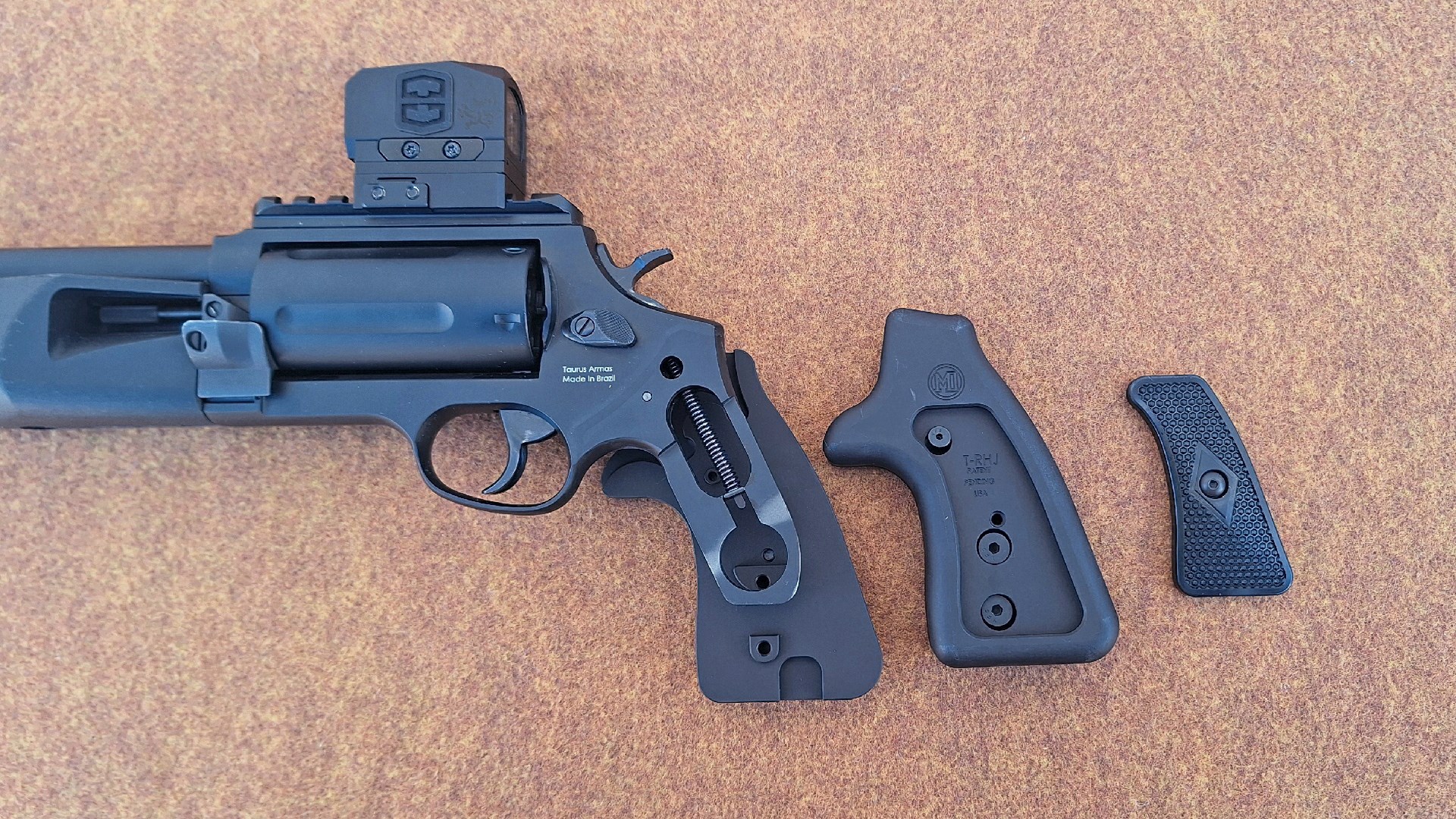 Clamshell aluminum grip
