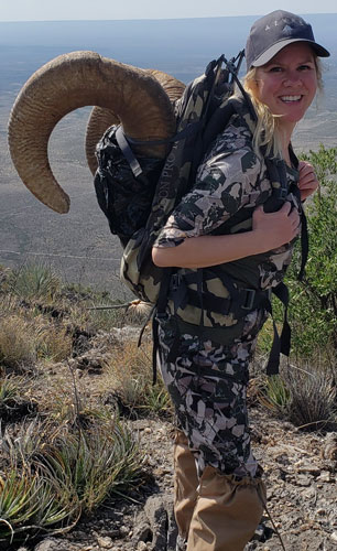 Huntress wearing Azyre packing out a Ram's head