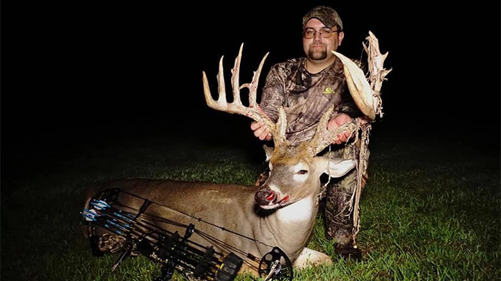 Kentucky bowhunter with huge whitetail buck