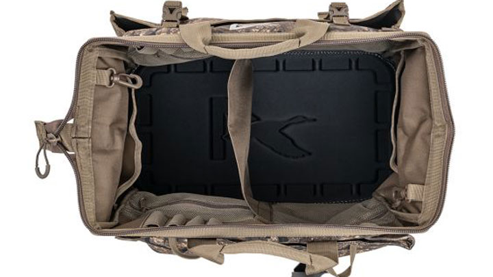 Main compartments and waterproof bottom